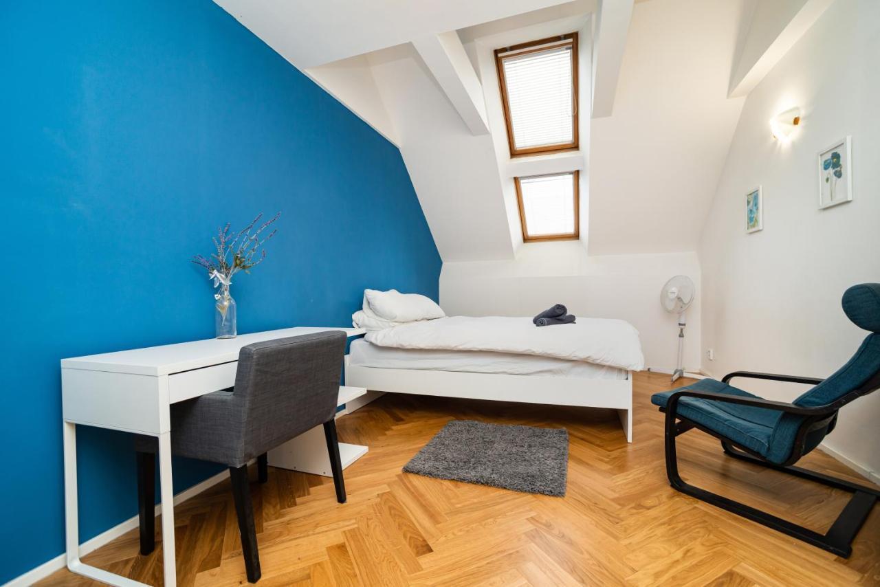 Central, Spacious, Modern 5 Bedrm Duplex W/Balcony プラハ エクステリア 写真