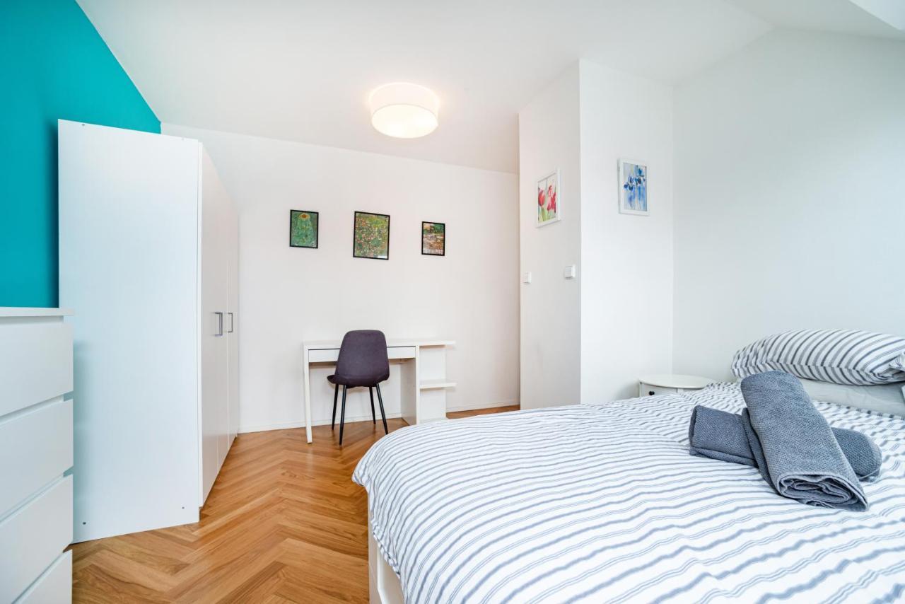 Central, Spacious, Modern 5 Bedrm Duplex W/Balcony プラハ エクステリア 写真