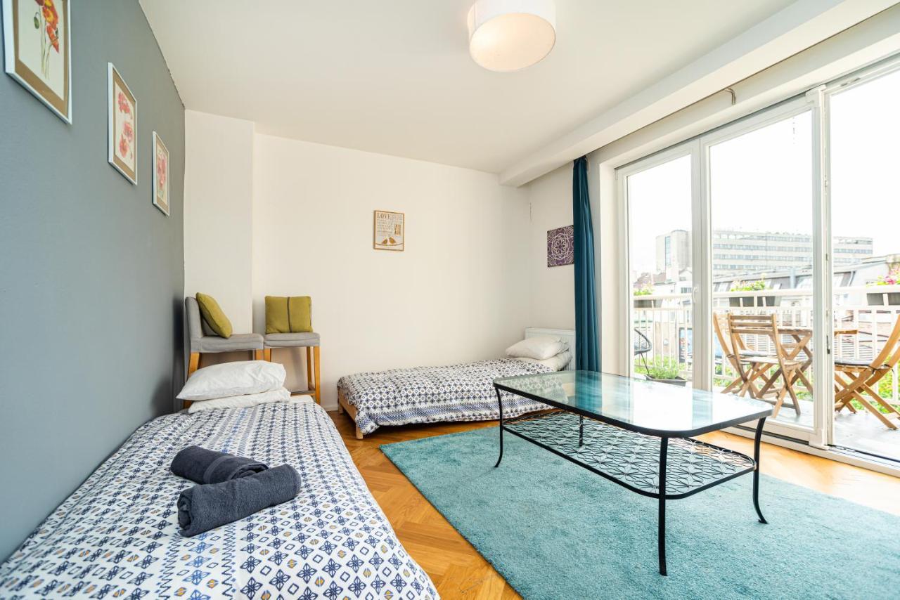 Central, Spacious, Modern 5 Bedrm Duplex W/Balcony プラハ エクステリア 写真