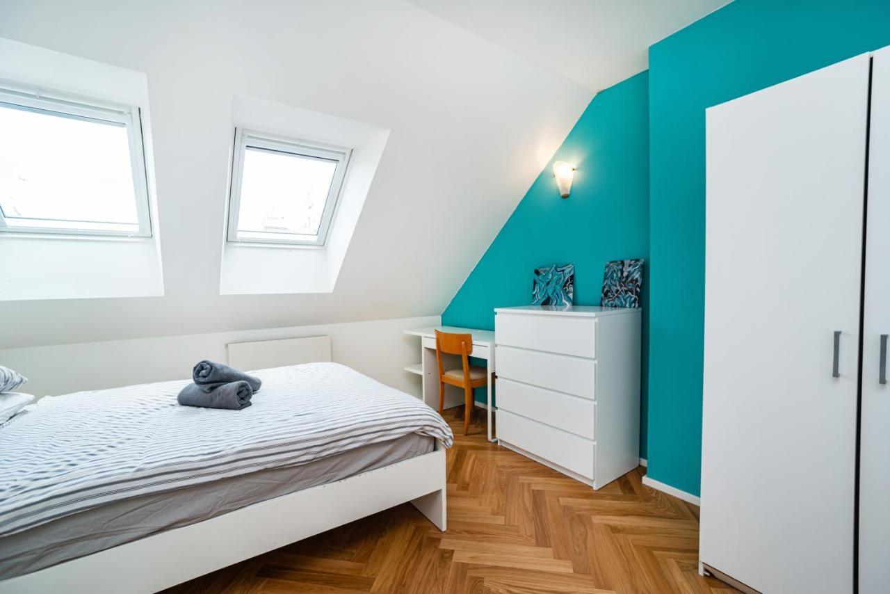 Central, Spacious, Modern 5 Bedrm Duplex W/Balcony プラハ エクステリア 写真