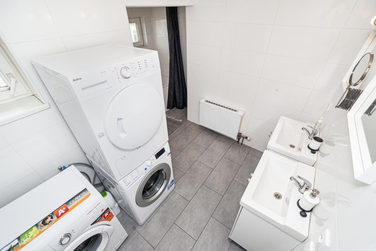 Central, Spacious, Modern 5 Bedrm Duplex W/Balcony プラハ エクステリア 写真