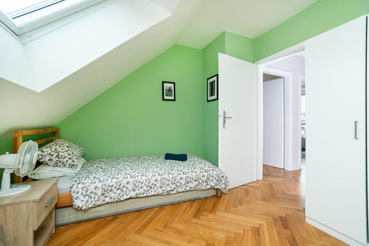 Central, Spacious, Modern 5 Bedrm Duplex W/Balcony プラハ エクステリア 写真