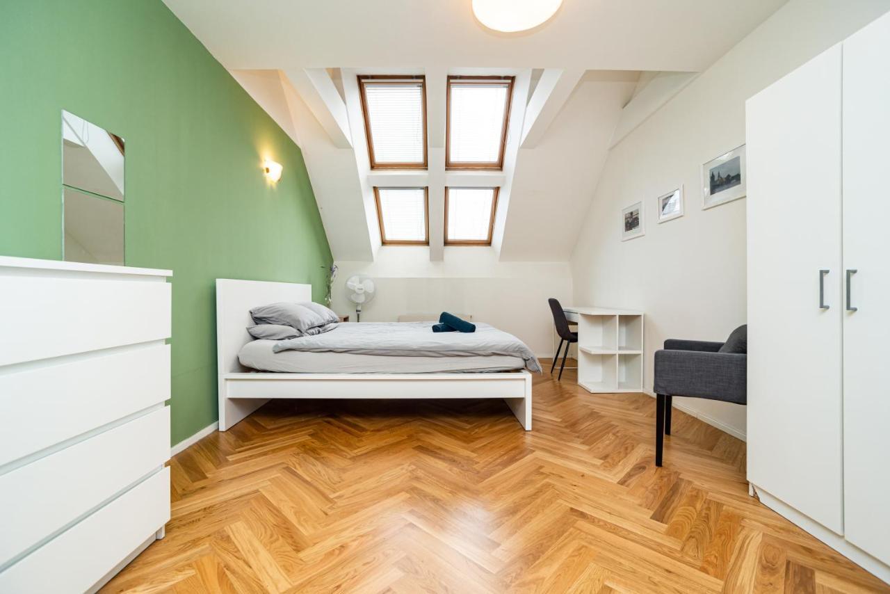 Central, Spacious, Modern 5 Bedrm Duplex W/Balcony プラハ エクステリア 写真