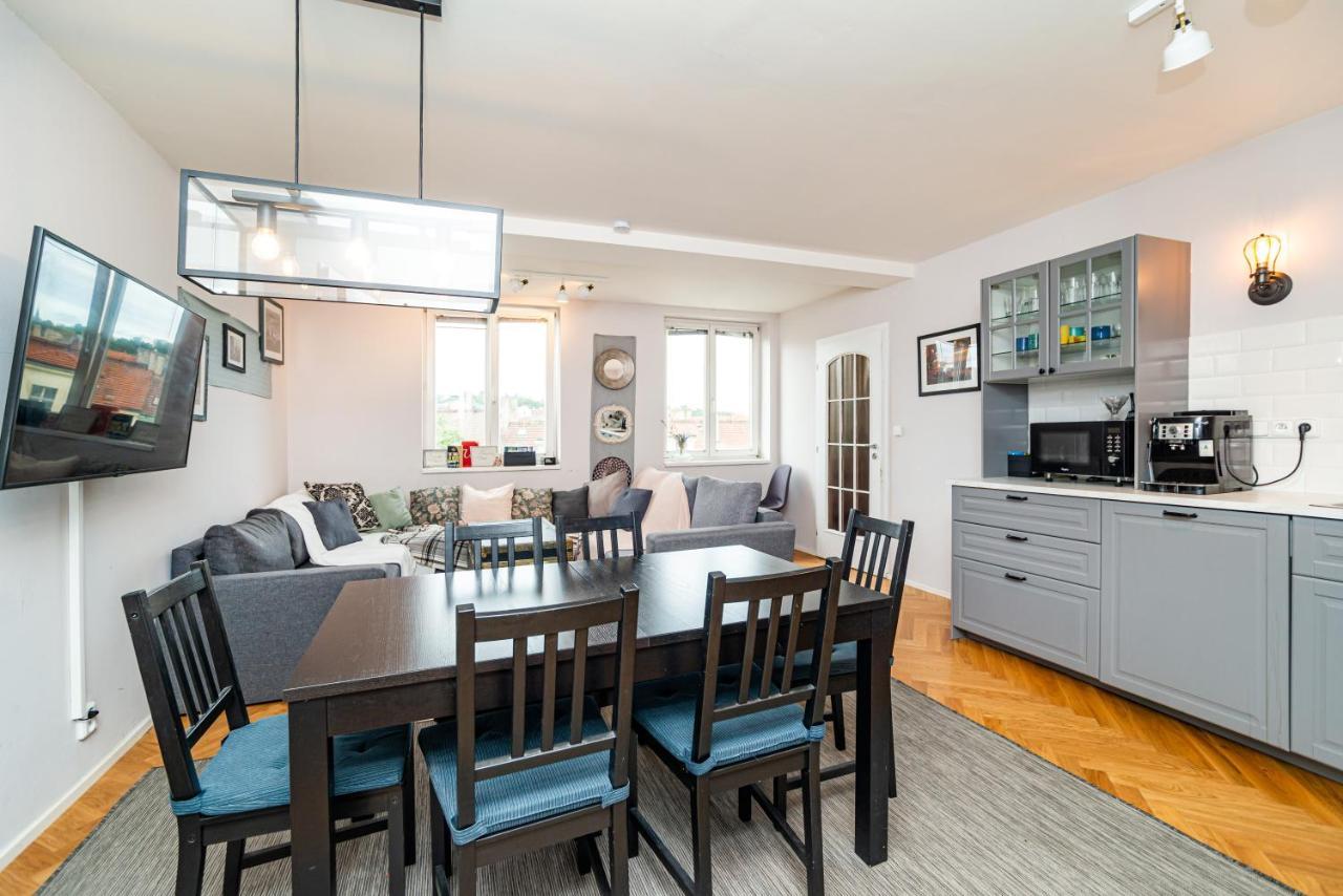 Central, Spacious, Modern 5 Bedrm Duplex W/Balcony プラハ エクステリア 写真