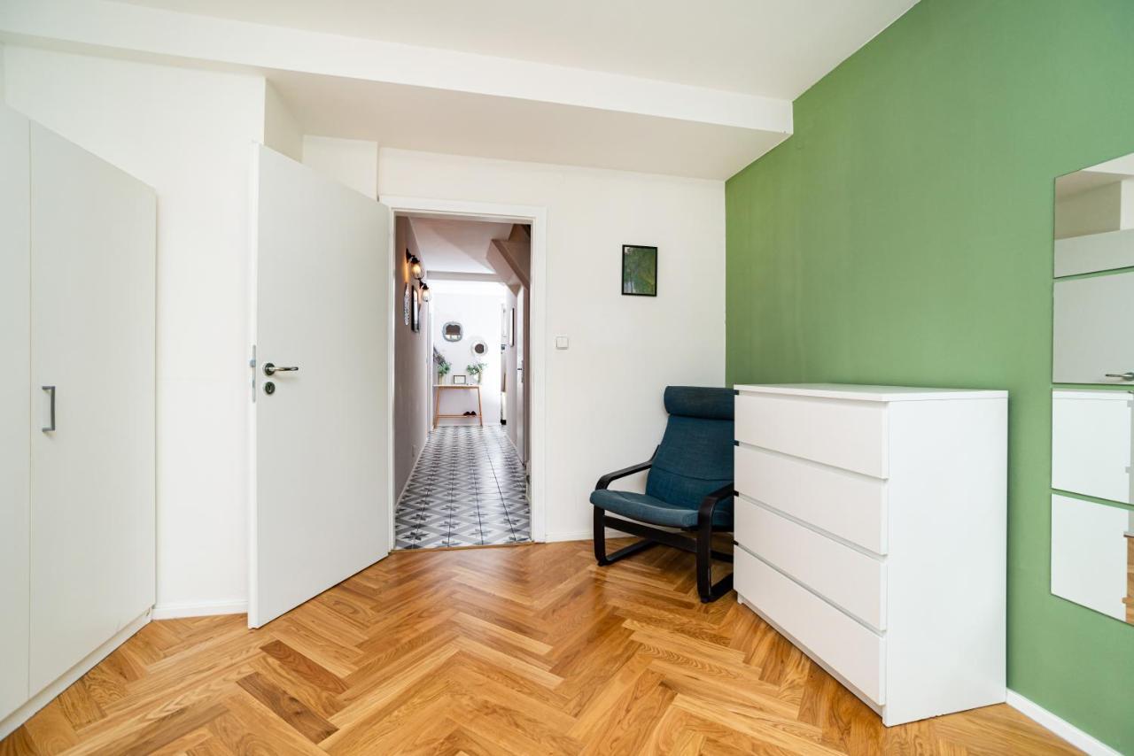 Central, Spacious, Modern 5 Bedrm Duplex W/Balcony プラハ エクステリア 写真