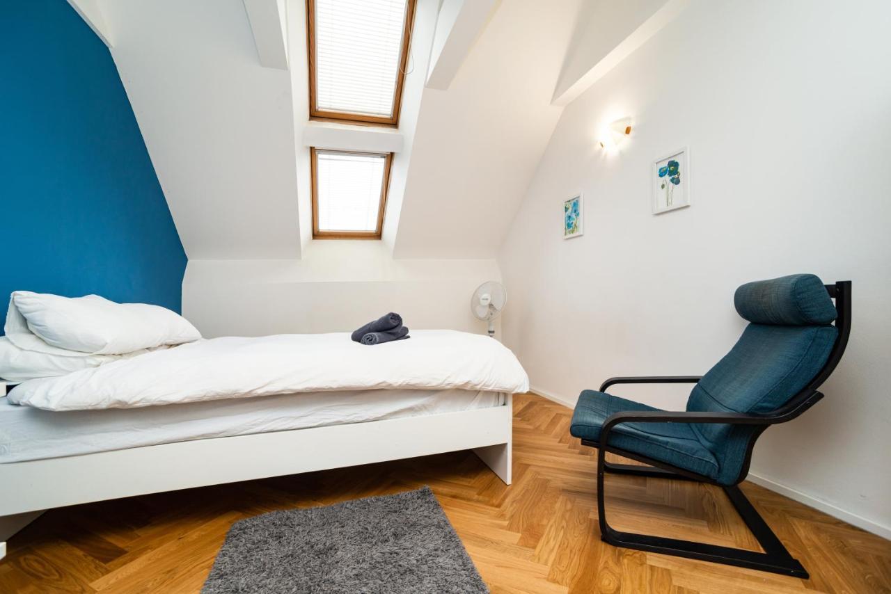Central, Spacious, Modern 5 Bedrm Duplex W/Balcony プラハ エクステリア 写真
