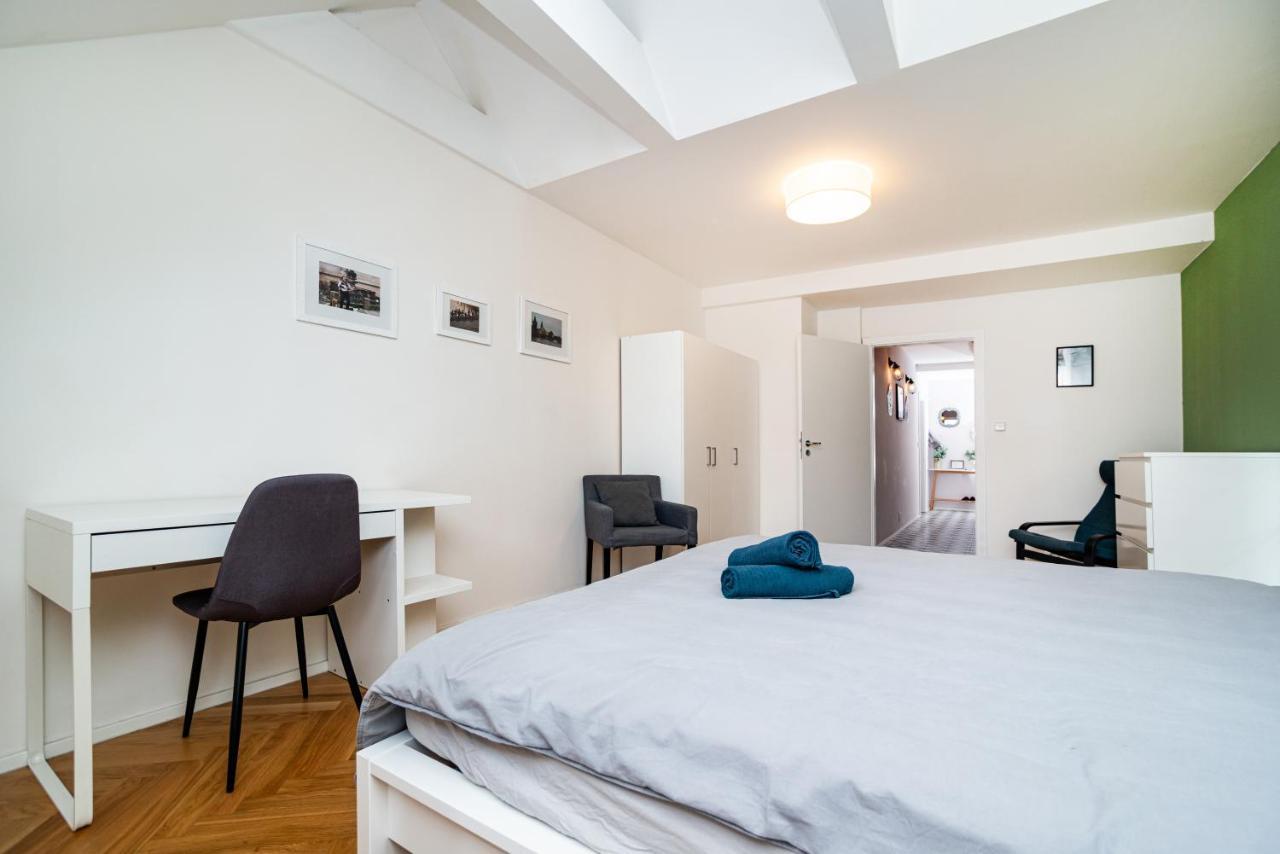 Central, Spacious, Modern 5 Bedrm Duplex W/Balcony プラハ エクステリア 写真