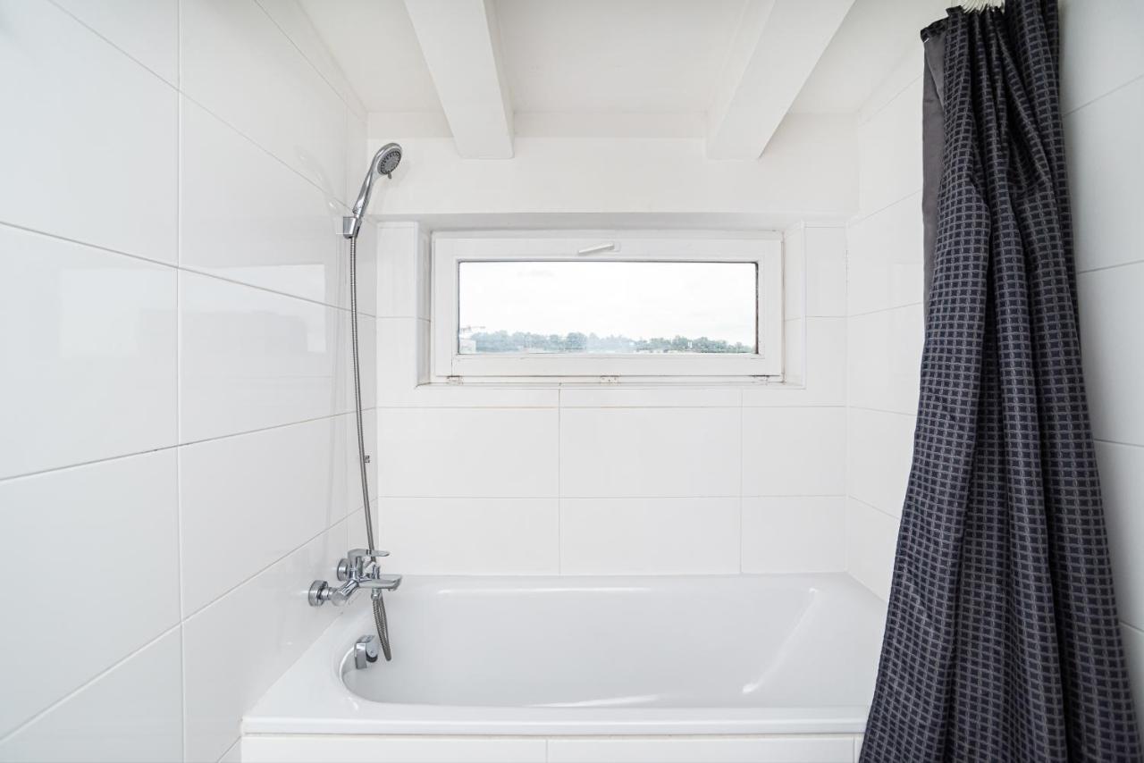 Central, Spacious, Modern 5 Bedrm Duplex W/Balcony プラハ エクステリア 写真