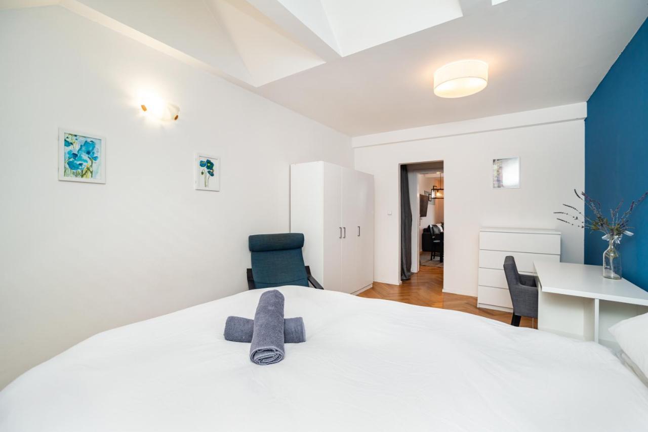 Central, Spacious, Modern 5 Bedrm Duplex W/Balcony プラハ エクステリア 写真
