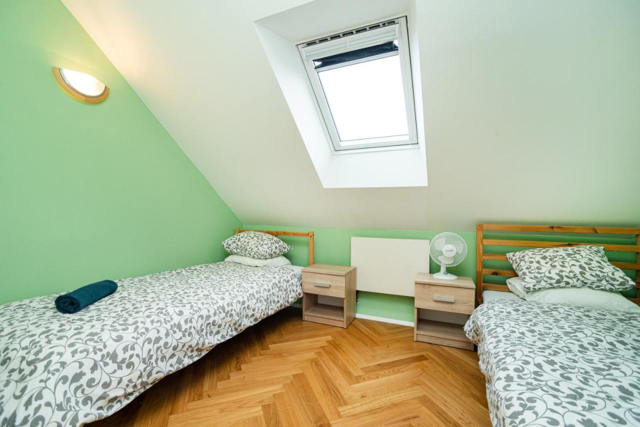 Central, Spacious, Modern 5 Bedrm Duplex W/Balcony プラハ エクステリア 写真