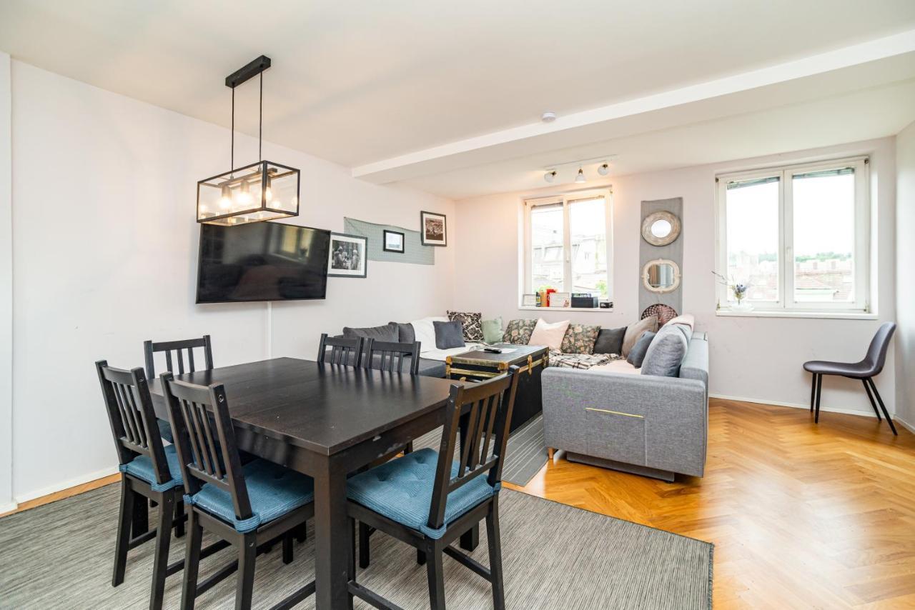 Central, Spacious, Modern 5 Bedrm Duplex W/Balcony プラハ エクステリア 写真