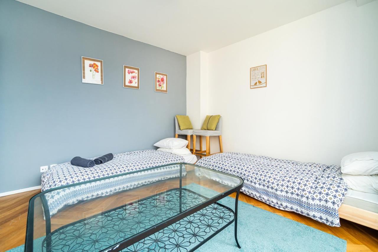 Central, Spacious, Modern 5 Bedrm Duplex W/Balcony プラハ エクステリア 写真