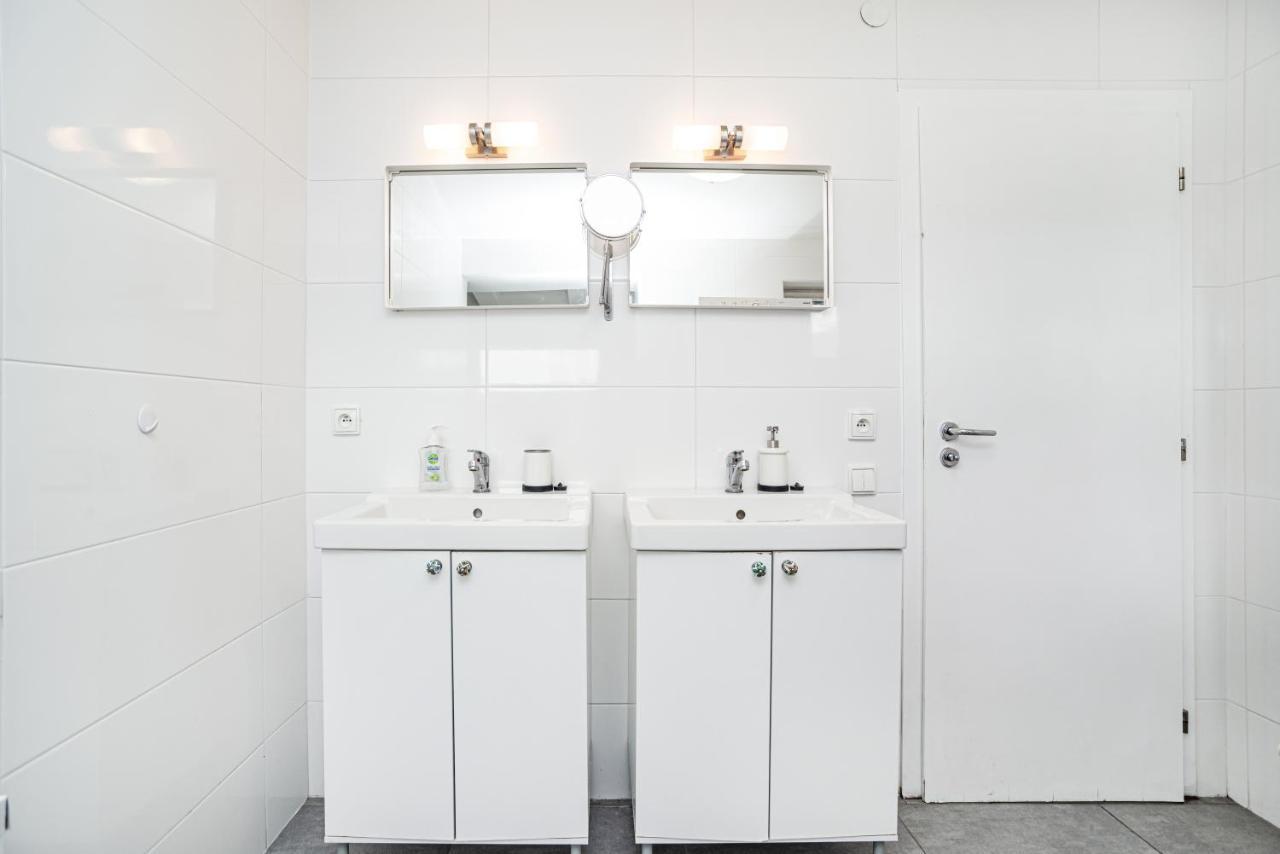 Central, Spacious, Modern 5 Bedrm Duplex W/Balcony プラハ エクステリア 写真